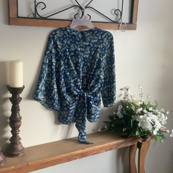 Suzy Shier Blue Floral blouse top shirt - Picture 5 of 9